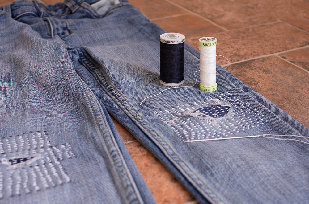 牛仔裤烧个洞如何用针线补救,牛仔裤破个洞怎么弄