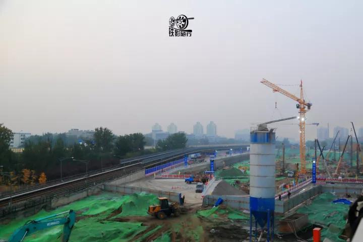 行人车辆请关注火车就要来了,行人车辆请关注火车来了不要抢道