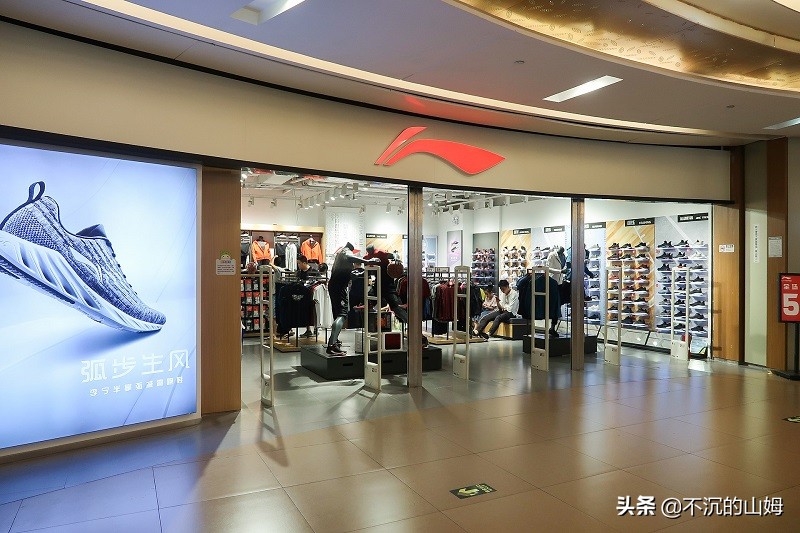 耐克品牌历史,运动品牌阿迪达斯发展历程