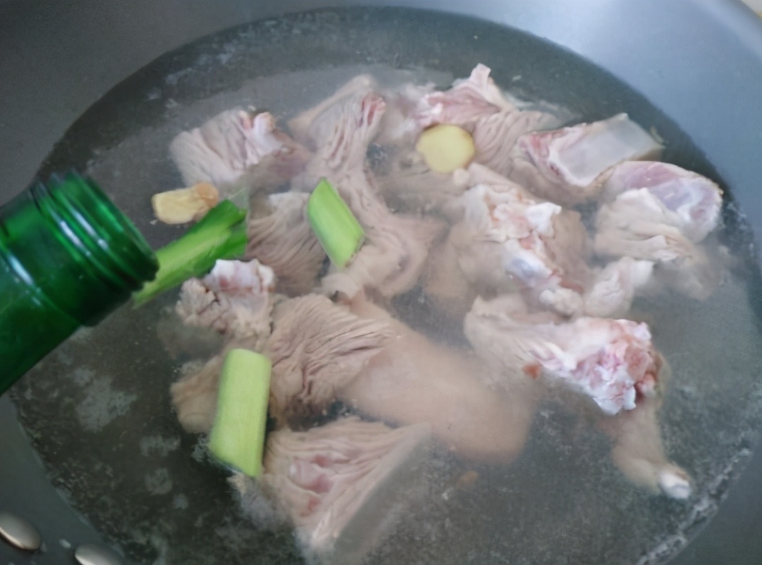 炖肉时千万别先焯水,家常炖肉不腥的方法