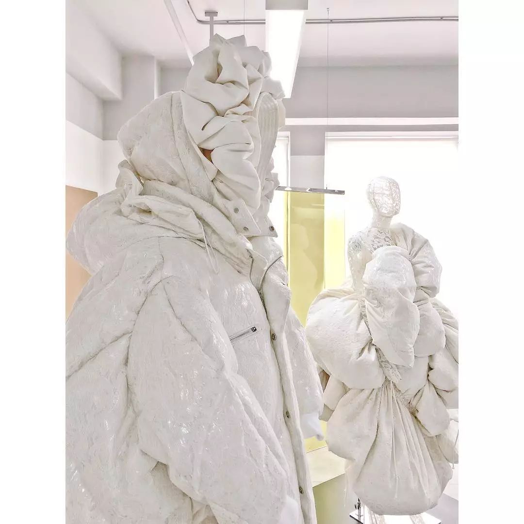 双十一大牌羽绒服打折,双十一购物狂欢节冲锋衣冬