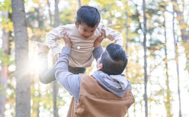 男孩不慎触电奶奶狂奔救孙子,小孩误吞玻璃球视频