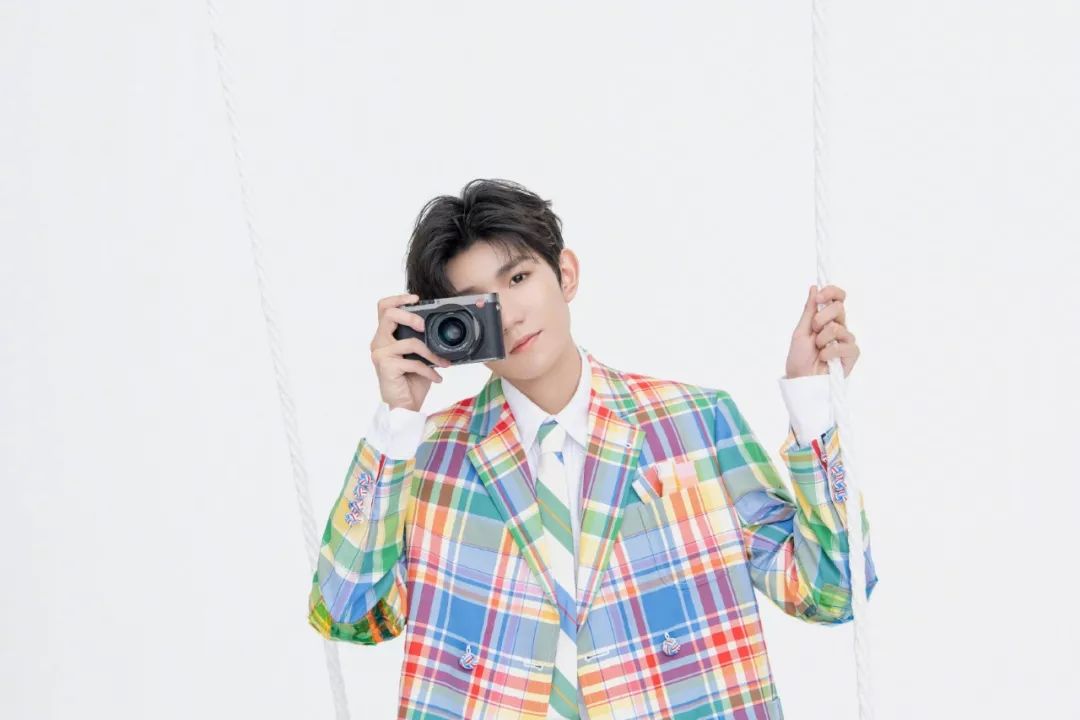 王源穿蓝色的西装图,王源穿黑色西装图片