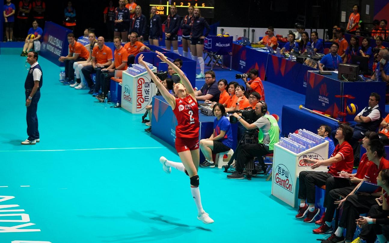 排球朱婷精彩瞬间,朱婷救球手腕受伤