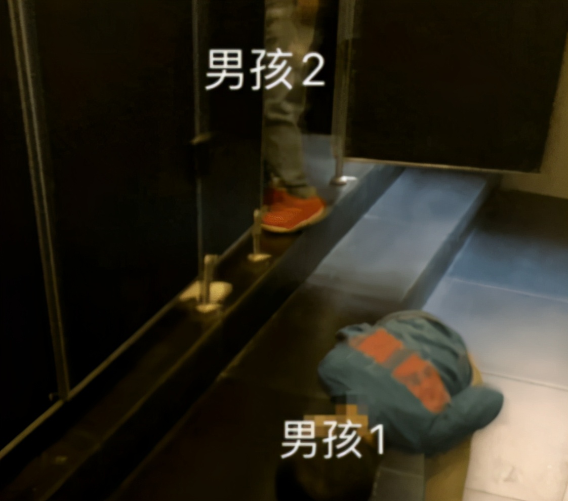 带儿子进女厕被指责,带儿子进女厕所遭指责