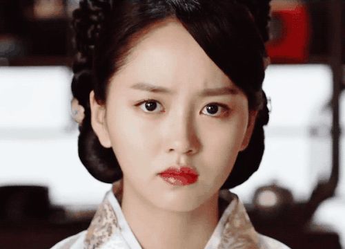 戚薇老态尽显,戚薇和关晓彤站在一起