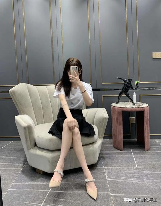 时尚圈最新爆款鞋子,性价比超高的时髦尖头鞋