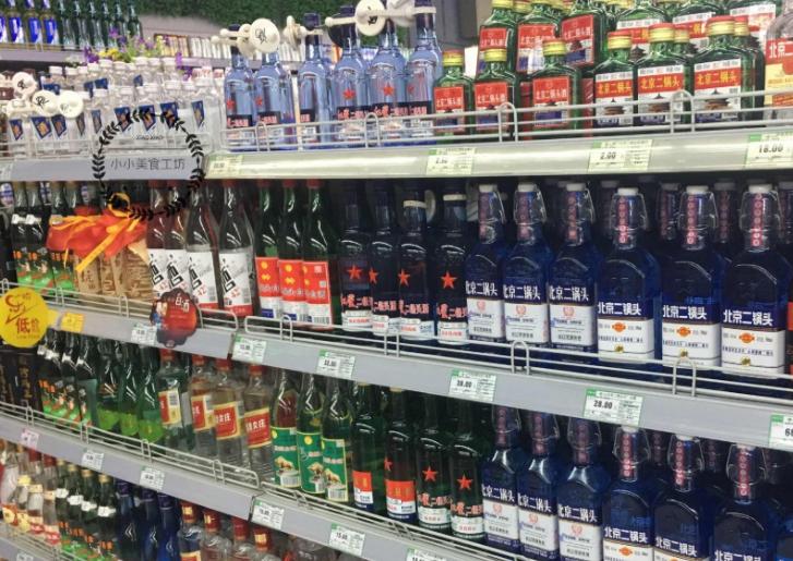 买酒找懂行的人,买白酒时别只看牌子和价格