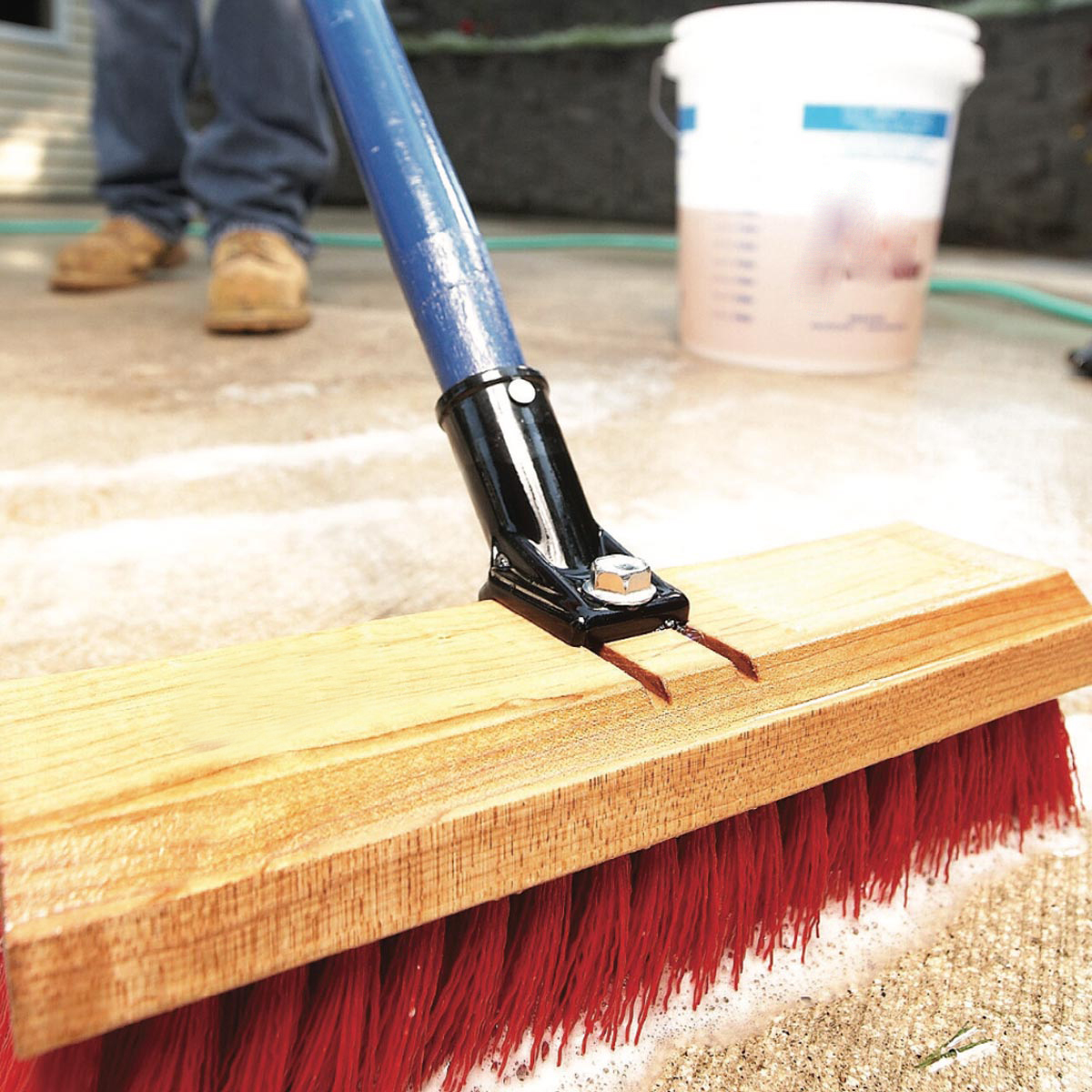 院子里的水泥裂开,院子新浇的水泥地开裂怎么补救