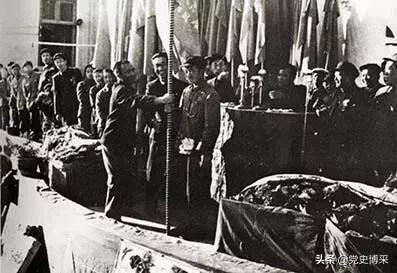 开国中将，长*途征**中打头阵失去左臂，困难之时受命石油部长，被毛*东泽**称为“帅才”