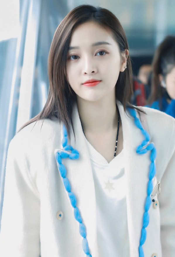 吴宣仪米色渔网裙写真,吴宣仪海边吊带连衣裙