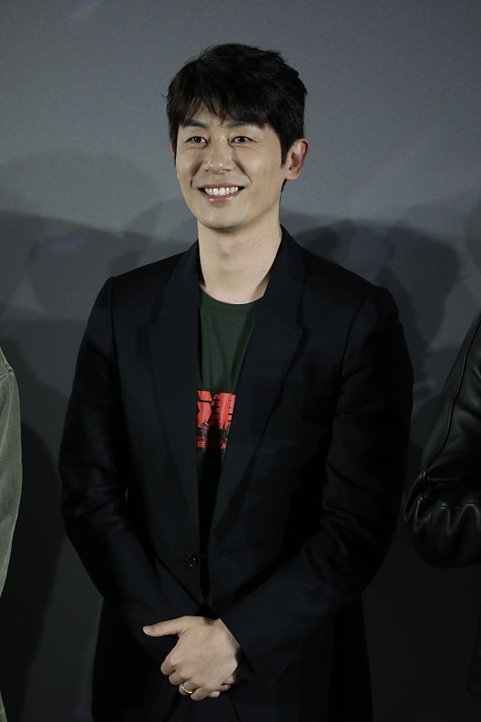 “指导员梅生”穿西装真有型，黑色西装配T恤，休闲随性，超帅