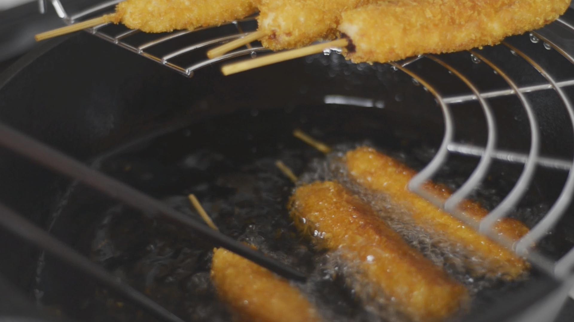 炸鸡排三明治、炸香肠怎么做，炸过的油处理方法