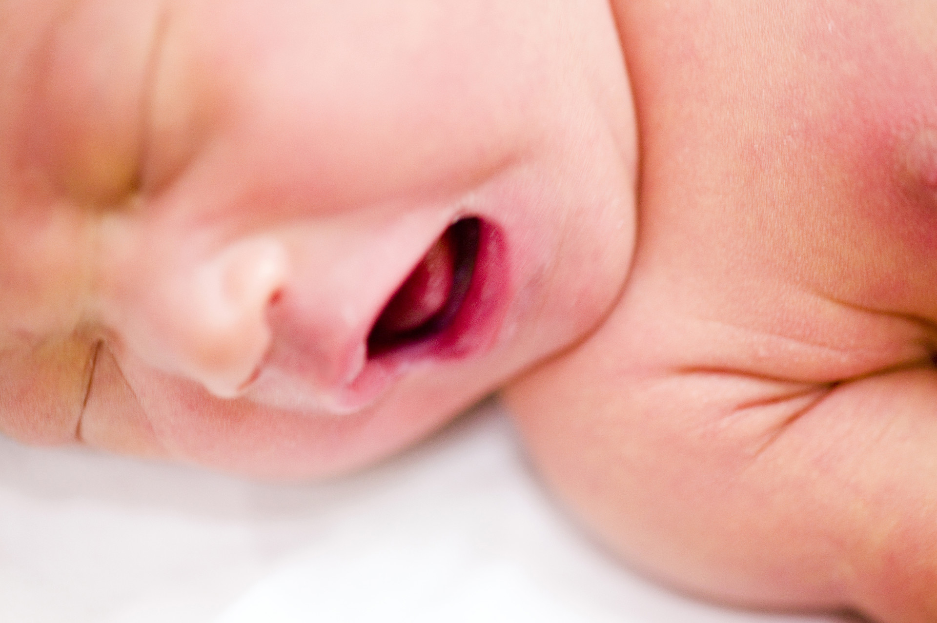 婴儿突然大哭怎么安抚,婴儿突然大哭怎么办