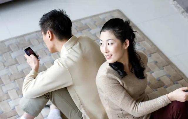 媳妇发现老公有口红印,在老公衣服上发现口红印