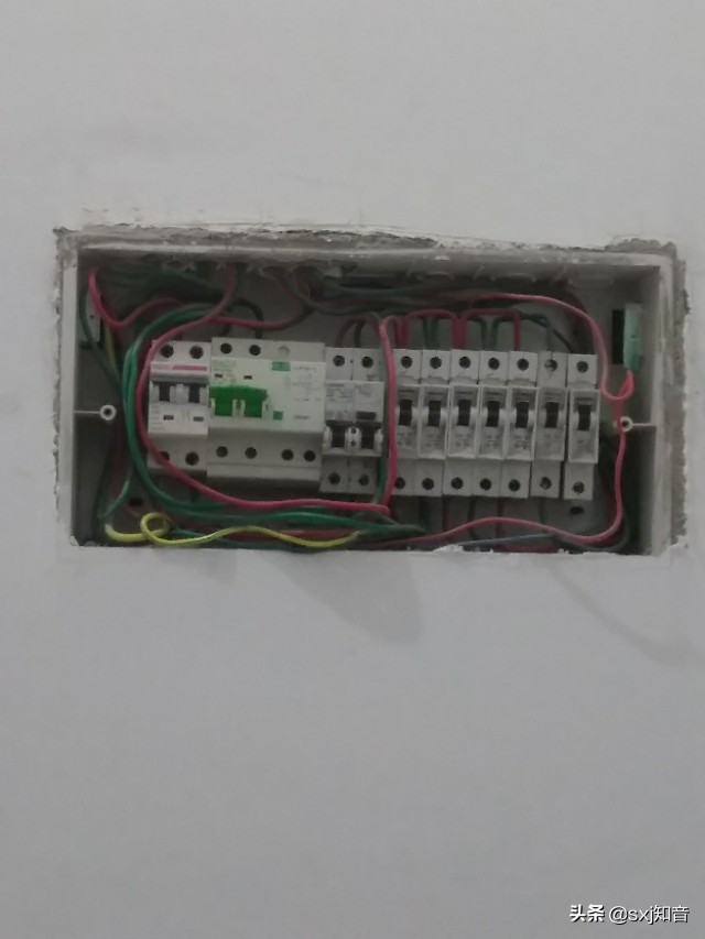 漏电开关跳闸复位按钮弹出,家里漏电开关老跳闸怎么办