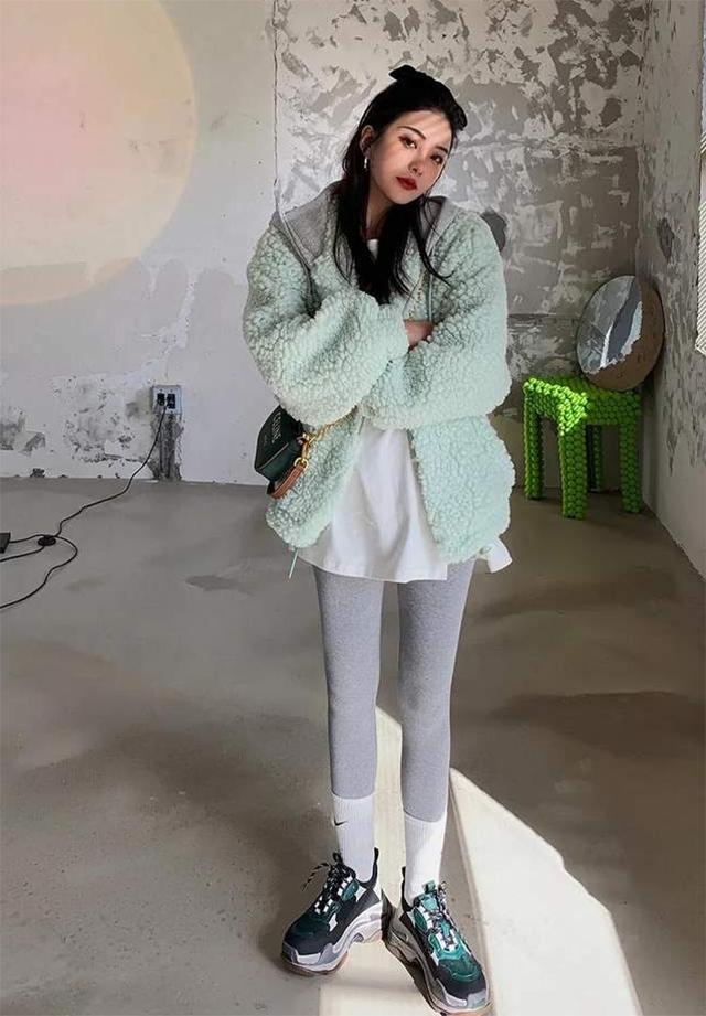 今年流行这样的鲨鱼裤舒适不紧绷,今年冬天最流行鲨鱼裤穿搭