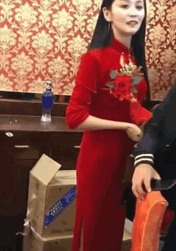 “最美旗袍妈妈”火了，好好保养吧，别到时输给亲家母！