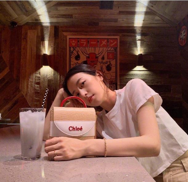 有品位的女人，搭配都会关注这个细节，时尚加倍，穿出杂志大片感