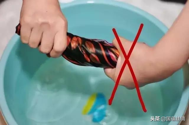 丝巾上的黄渍怎么清洗,丝巾清洗