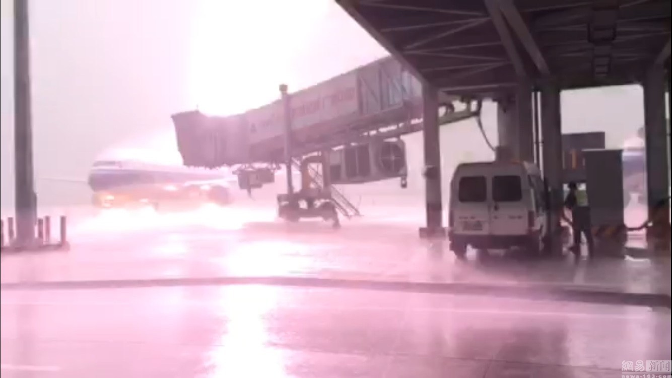 俄航在暴风雨中安全起降,俄航暴风雨中安全起降