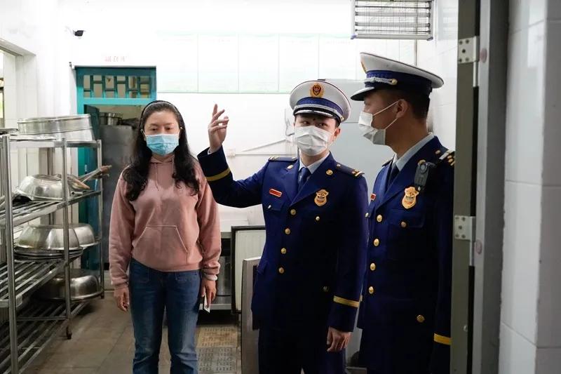 防火大队开展学校防火安全大排查,公安局到我校开展防火安全大检查