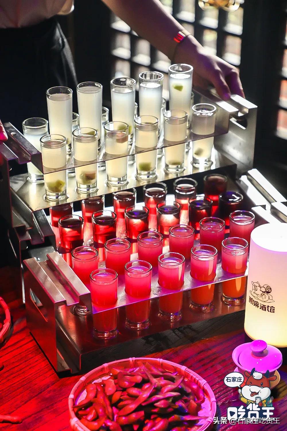 成都贰麻酒馆点啥酒,成都爆火的贰麻酒馆携手泸州老窖