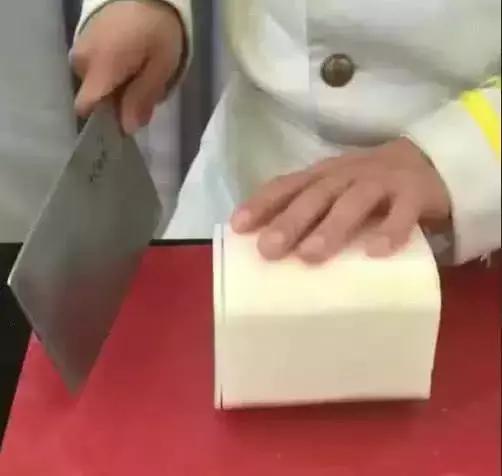 挑*刀战**工，一块面包切80片，中厨不说话拿出一截萝卜