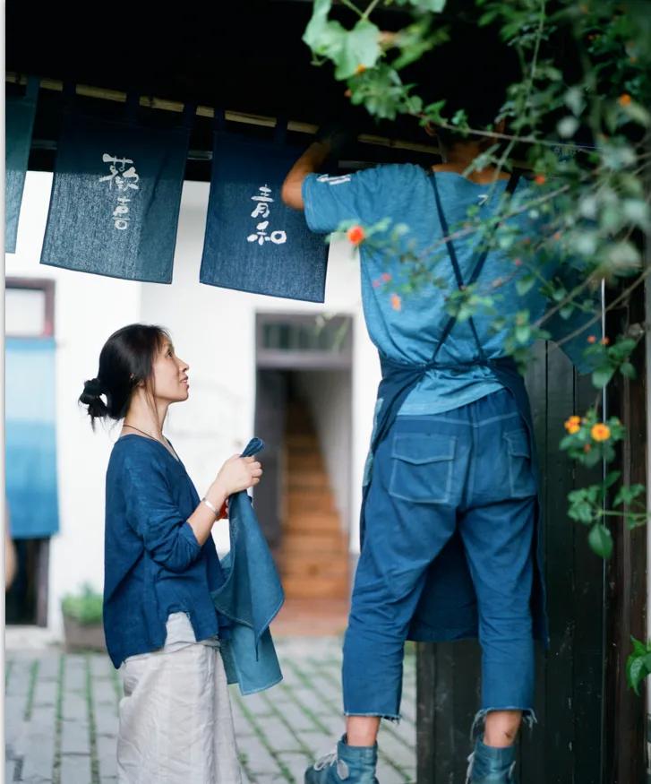租下城郊200㎡小院，和陌生人一起生活5年：唱歌、染布、盖树屋