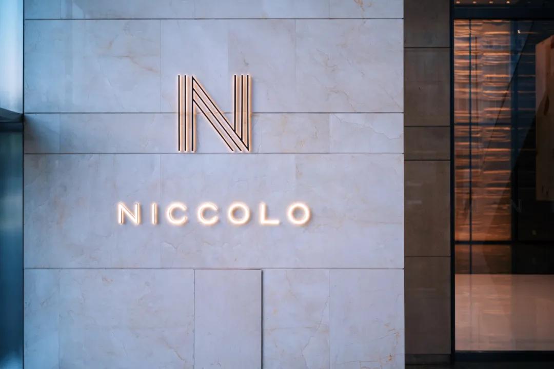 把繁华踩在脚下，将吃喝囊括周边。去长沙要住地标里