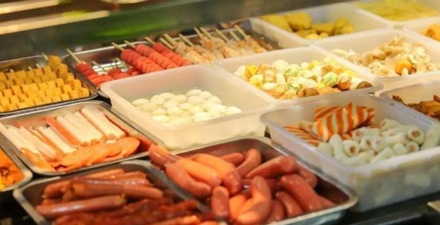 摆摊卖小吃的90后小伙,90后小伙摆摊2小时出单20个