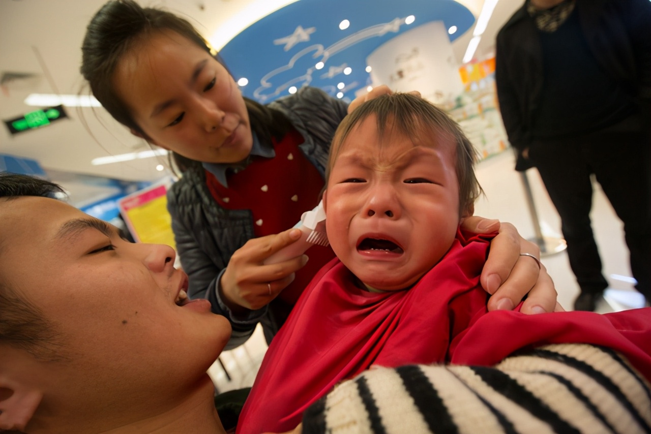 孩子非常抗拒理发怎么引导,怎么能让孩子不害怕理发