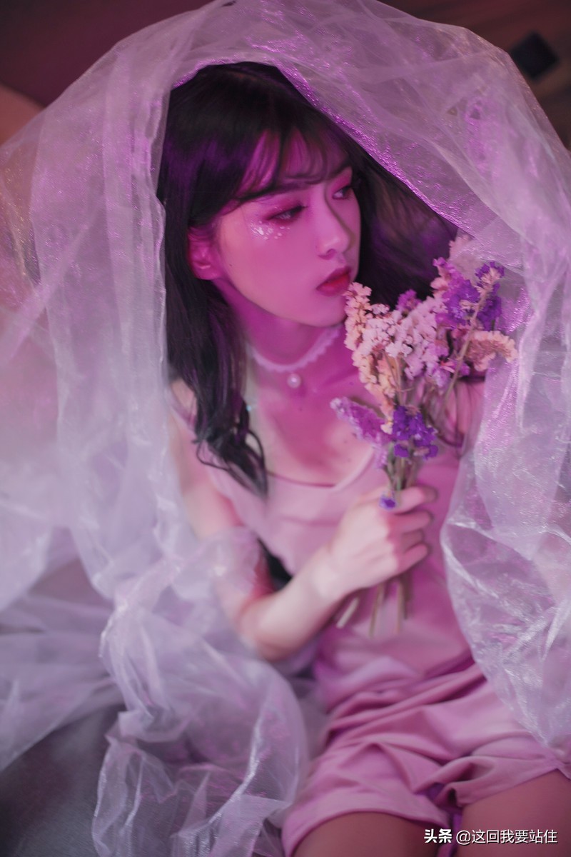 靓靓聊第160期：美女紫色灯光下显现的一种非主流美，慵懒又高贵