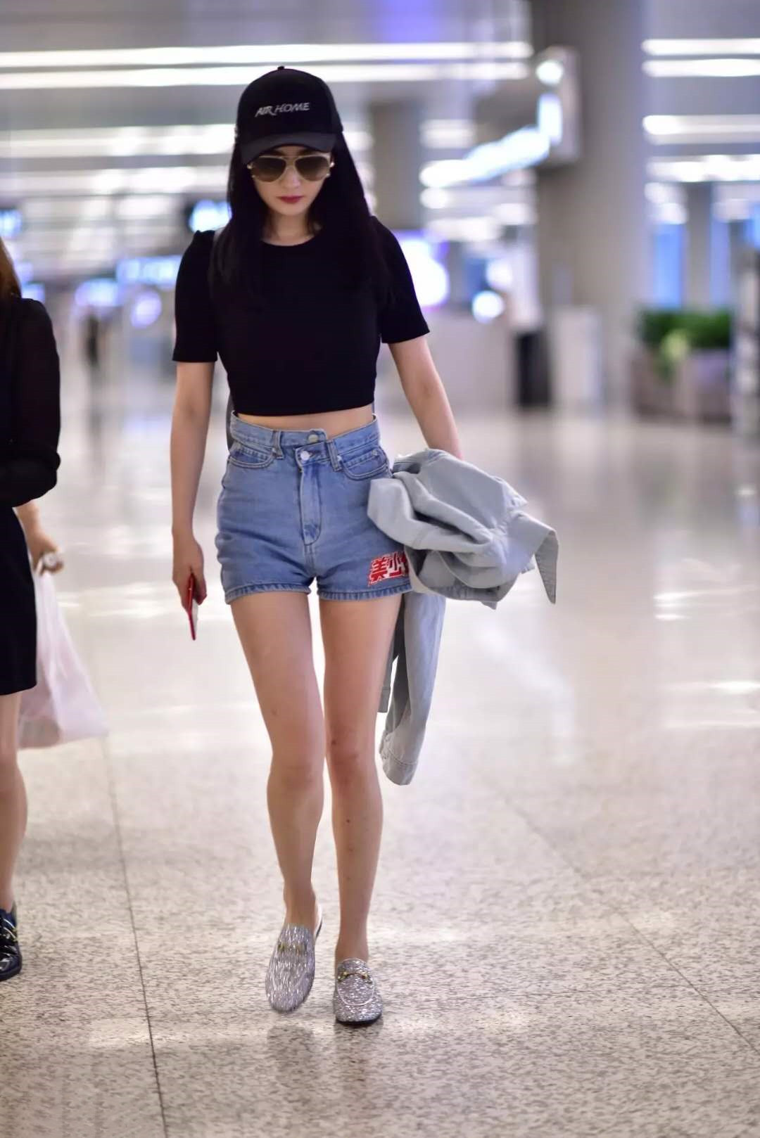 张柏芝胆子好大！穿条黑色礼裙露肚脐太抢镜了，气质形象很到位