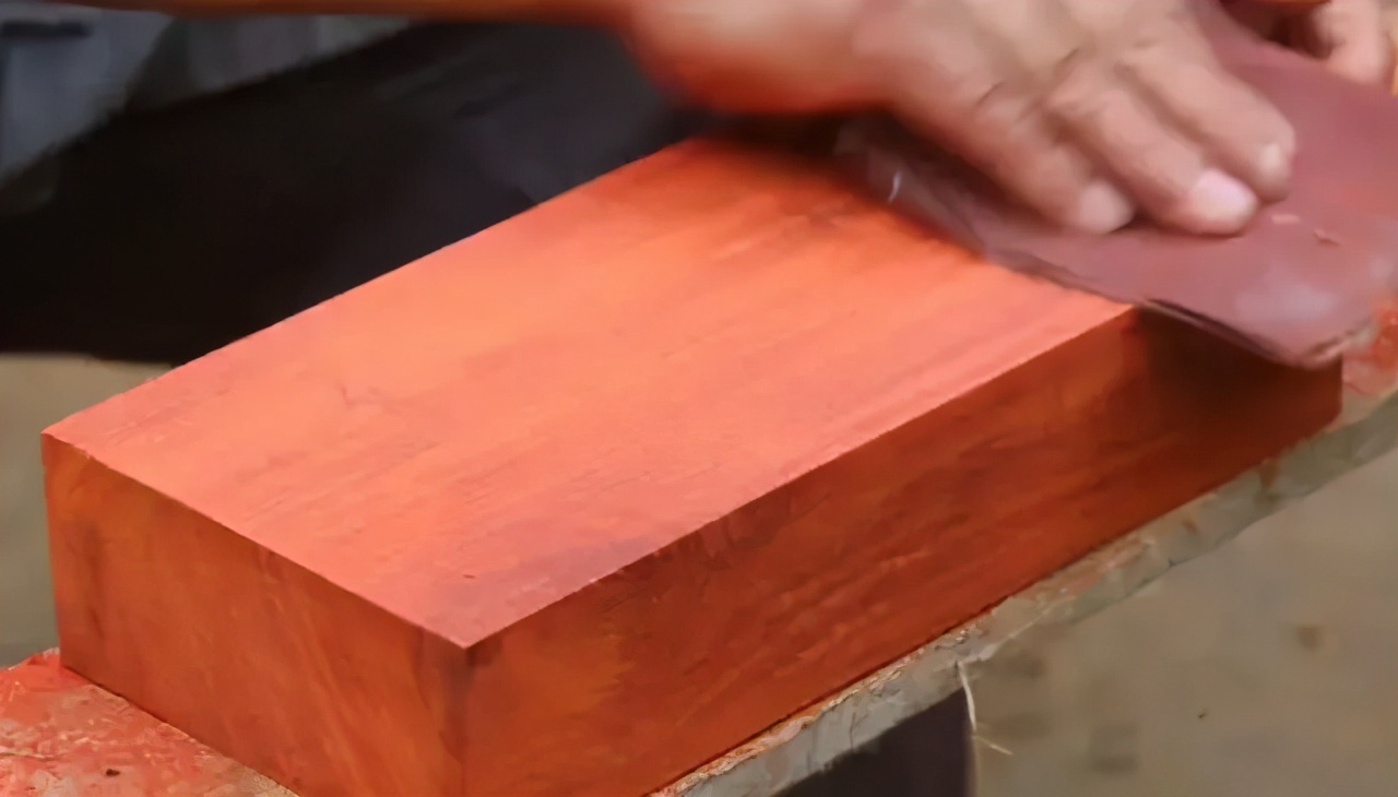 木工大叔年收入100万,木工大爷一年收入多少