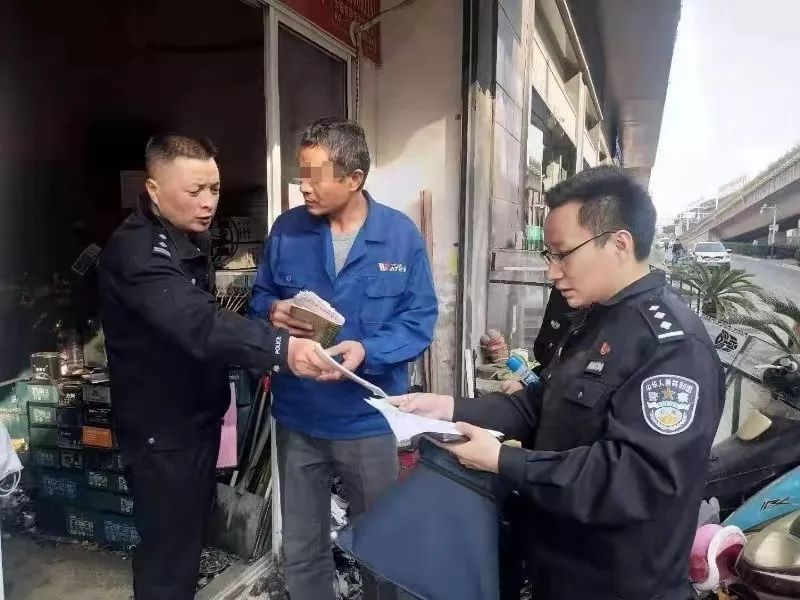 斩断伸向人民群众的黑手,斩断伸向商铺的黑手