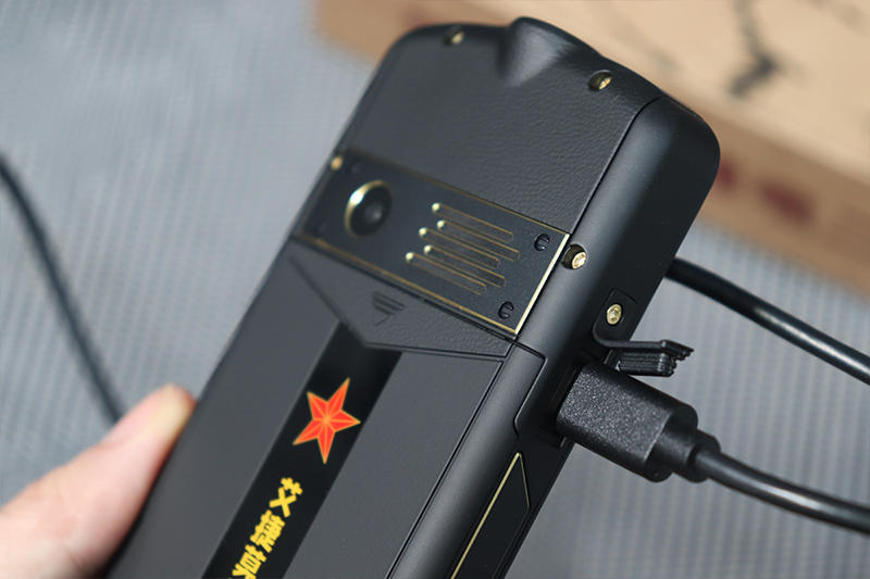 砸碎老诺记的碑，我辈岂是蓬蒿人！AGMM5攀登版三防老人机体验