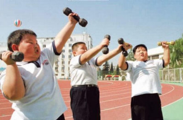 4个月萌宝靠手腕肉夹死蚊子,萌娃用小手将一只蚊子夹死