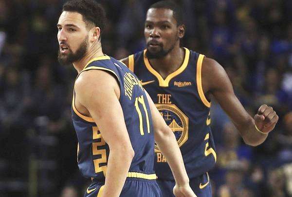 心疼！一战术时隔73年首次出现，库里又成马蜂窝，卢真是鬼才