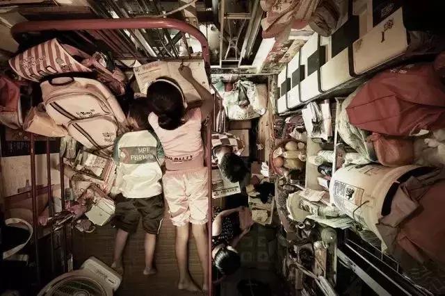 香港鸽笼房和棺材房真实生活,香港的棺材房是怎么样的