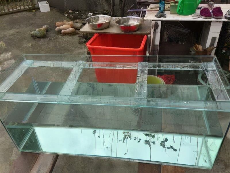 鱼缸底柜实木的好还是铝合金的好,鱼缸底柜开放式和封闭式哪个好