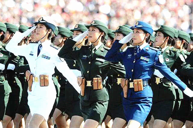 日本女兵阅兵需要背包吗,日本阅兵女兵挎包里是什么