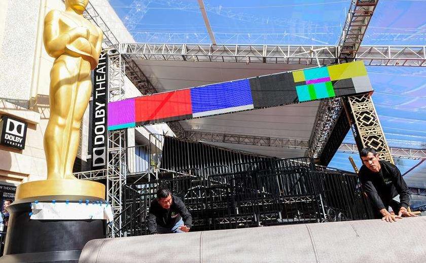 红毯结束后明星穿礼服走吗,明星红毯礼服是必须穿的吗