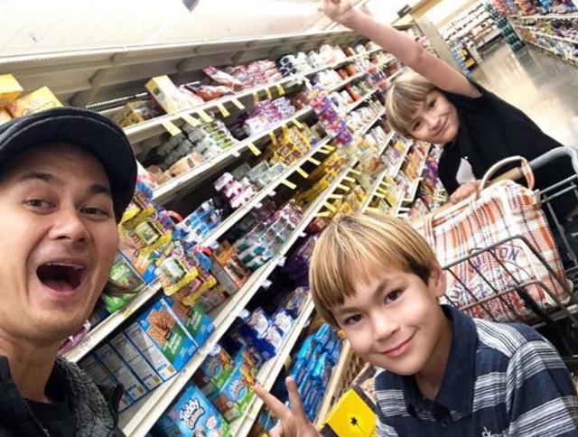 歌神许冠杰长子患膀胱癌，术后恢复良好，娶外国妻子育双胞胎儿子