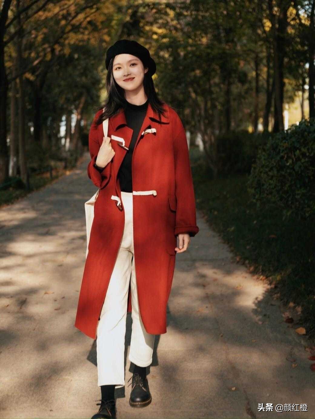 这些才是红色大衣的正确搭法，经典稳重又有气场，让你美出新高度