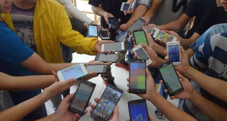 高中学生玩手机被老师没收,学生带手机到学校被老师没收了