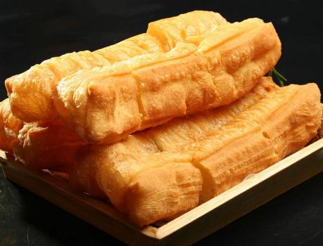 炸蓬松酥脆油条到底加不加酵母,炸油条用酵母粉后放碱还是小苏打