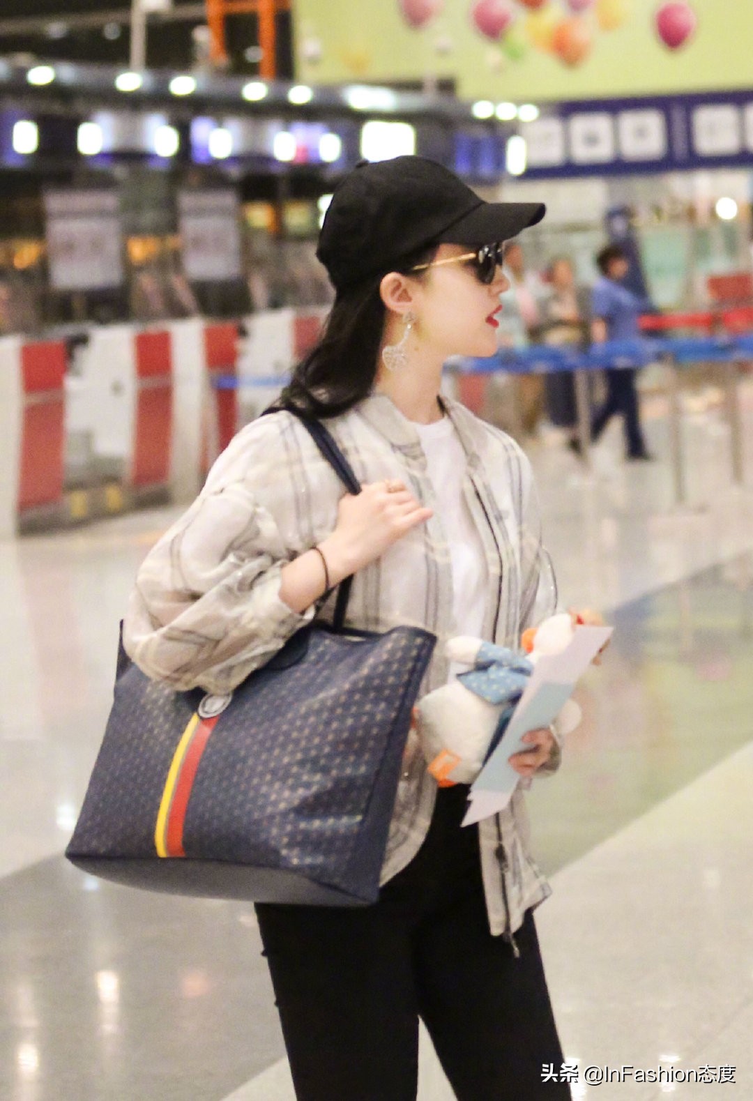 刘亦菲确认下一部新剧了吗,刘亦菲一身露腰造型亮相机场