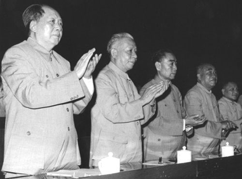 毛主席有多么节俭？一件睡衣穿了20多年，打的补丁有73个