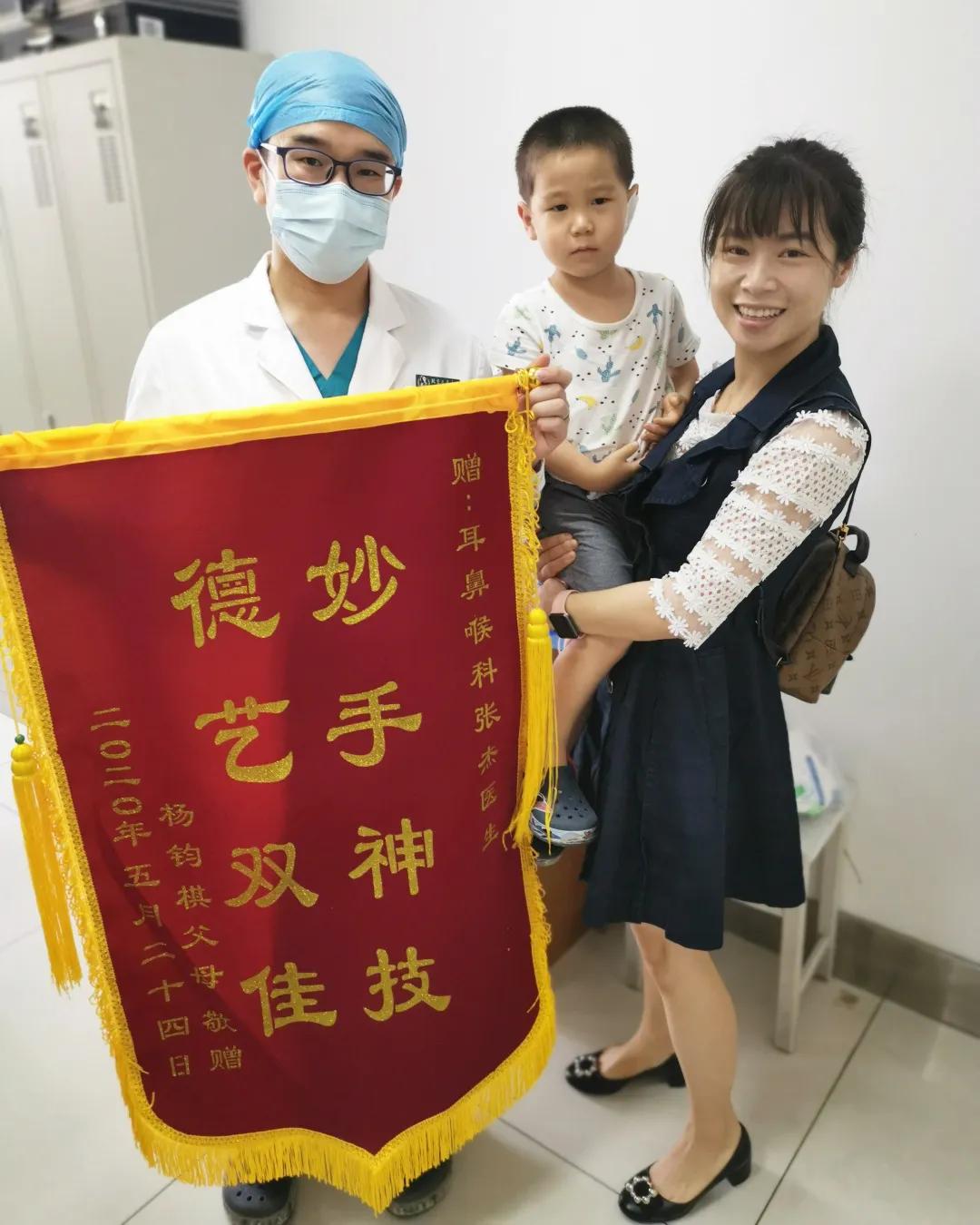 小孩耳垂根部裂开一道口子,孩子耳垂裂开了一条缝